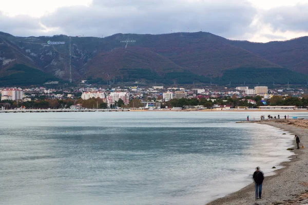 Playa de invierno de noche en Gelendzhik. Noche azul. Larga exposición. Nubes. Montañas al fondo. Humor filosófico y reflexivo . — Foto de Stock