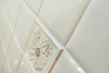Banyo duvarında pahalı beyaz karolar var. Çok dikkatli yerleştirilmiş