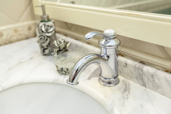 L'eau du robinet dans la salle de bain — Photo