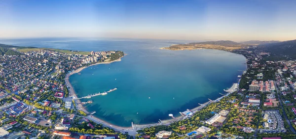 Gelendzhik resort at dawn-shooting from a quadrocopter. You can see the Gelendzhik Bay, the entire city, the sea pier, and a wide strip of beaches. — Stockfoto