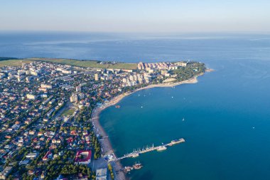 Bir İHA 'dan Gelendzhik' in vurulması. Dik, kalın bir promontuar, deniz feneri ve şehrin göbeğinde bir rıhtım..