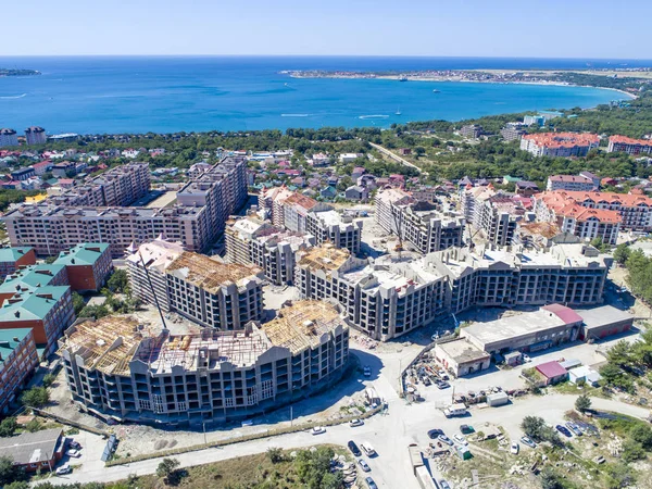 Construction of a residential neighborhood. Several buildings of the residential complex are already ready, some are just under construction. — Stock Photo, Image