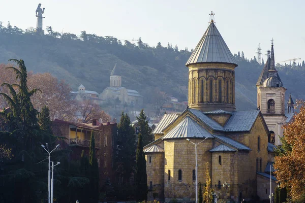 En primer plano se encuentra la Catedral de Sioni, Georgia, Tiflis. El plan central es la Iglesia de Jvaris Mama (Santa Cruz o "Calvario"). En el fondo, En la colina - Madre Georgia Monumento — Foto de Stock