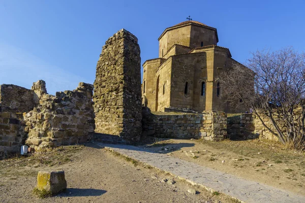 Mtskheta, Georgia. La antigua iglesia ortodoxa georgiana de Holly Cross, Monasterio de Jvari con restos de muro de piedra, Patrimonio de la Humanidad . — Foto de Stock