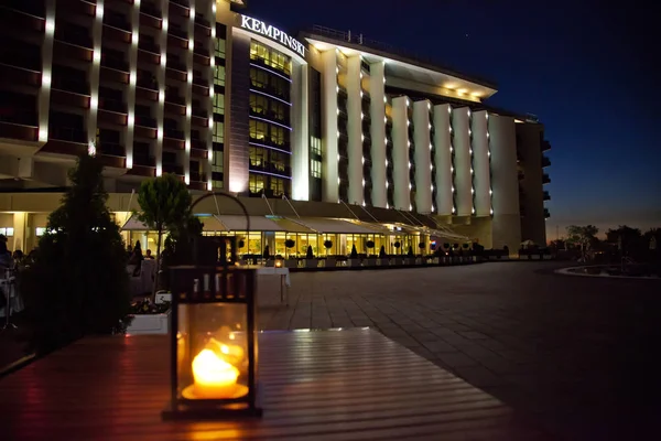Gelendzhik, Rusland, - 27 september 2019 Kempinski Grand Hotel Gelendzhik. Het hoofdgebouw van het hotel in de avond — Stockfoto
