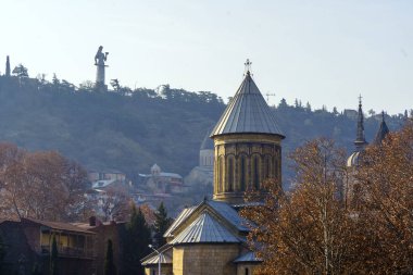 Ön planda Sioni, Georgia, Tiflis Katedrali yer almaktadır. Orta plan Jvaris Mama Kilisesi 'dir (Kutsal Haç veya 
