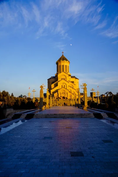 トビリシ冬の写真聖三位一体大聖堂(tsminda Sameba)はジョージアの主な教会です。オレンジの明るい夕日が大聖堂を照らす — ストック写真