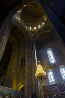 Svetitskhoveli Katedrali. Katedral, Tiflis 'e 20 km uzaklıktaki Gürcistan-Mtskheta antik başkentinde yer almaktadır. İç dayanak