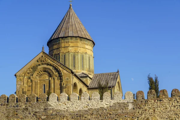 Svetitskhoveli Cathedral, Mtskheta, Georgia. The dome of the Cathedral above the battlements against the blue sky. — 스톡 사진