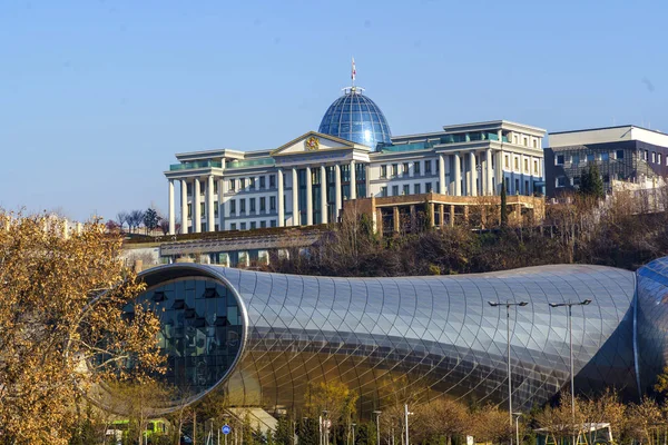 Palácio Presidencial em Tbilisi. Fotos no inverno. O palácio foi construído no estilo do classicismo ou neoclassicismo. É semelhante ao edifício do Congresso dos EUA — Fotografia de Stock