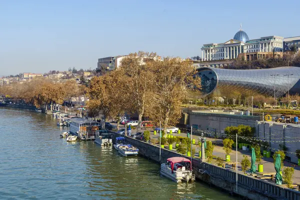Tiflis, Gürcistan - Kışın Kura nehri seti. Rıhtımda küçük eğlence tekneleri duruyor. Kış fotoğrafçılık