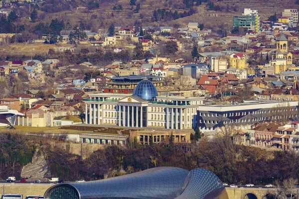 Президентский дворец в Тбилиси. Фотографии зимой. Дворец построен в стиле классицизма или неоклассицизма. Это похоже на здание Конгресса США — стоковое фото