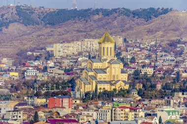 2020 kışında Tiflis 'teki Kutsal Üçlü Katedrali. Kuş bakışı.