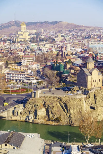 Gürcistan 'ın en eski yerlerinden biri olan Metekhi, Kura Nehri' nin kıyısındaki aynı isimli bir kayanın üzerine inşa edilmiş olan Metekhi tapınağı. Arka planda, Kutsal Üçlü 'nün Katedrali