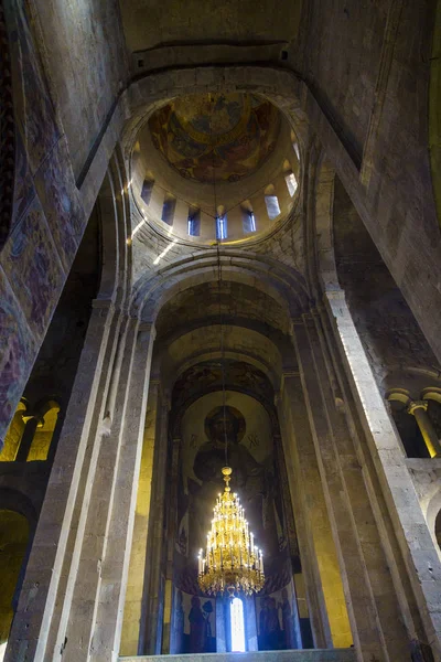 Svetitskhoveli Katedrali. Katedral, Tiflis 'e 20 km uzaklıktaki Gürcistan-Mtskheta antik başkentinde yer almaktadır. İç dayanak