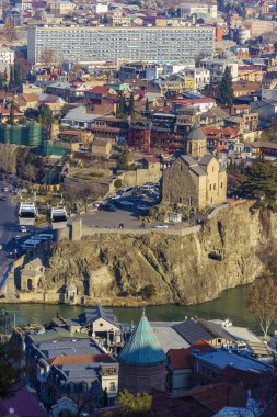 Metekhi tapınağı, Kura Nehri 'nin kıyısındaki aynı isimli bir kayanın üzerine inşa edilmiş. Metekhi ilçesi Gürcistan' ın en eski yerlerinden biri.