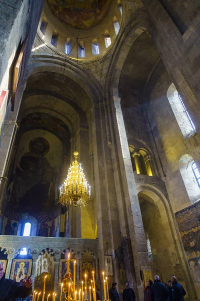 Svetitskhoveli Katedrali. Katedral, Tiflis 'e 20 km uzaklıktaki Gürcistan-Mtskheta antik başkentinde yer almaktadır. İç dayanak
