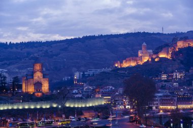 Tiflis 'in gece panoraması. Arka planda, IV yüzyılın Narikala Kalesi kompleksi vurgulandı