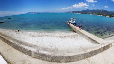 Kabardinka 'nın rıhtım beldesi. Tsemesskaya Körfezi 'nde gemiler. İskelede küçük bir eğlence teknesi var.