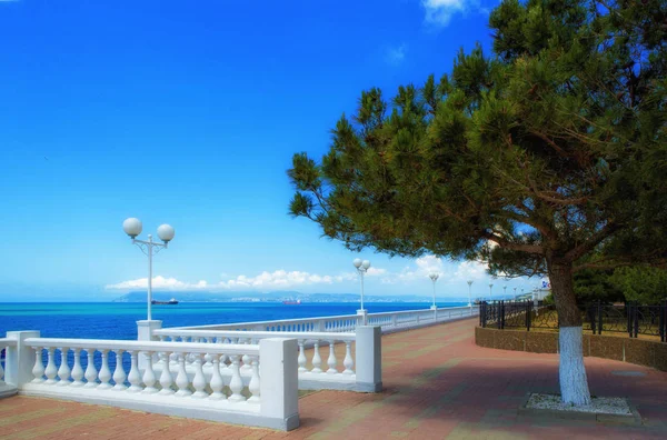 De badplaats Kabardinka aan het water. Krasnodar, Zwarte zee. Schepen in Tsemesskaya Bay. Witte balustrade, lantaarns, banken. — Stockfoto