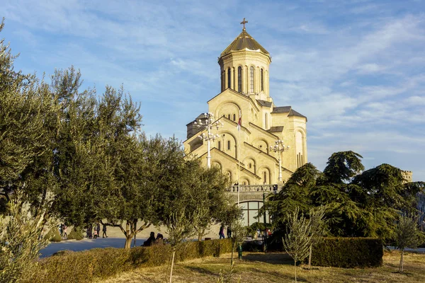 グルジア、トビリシの聖三位一体大聖堂。前景には大聖堂前の公園 — ストック写真