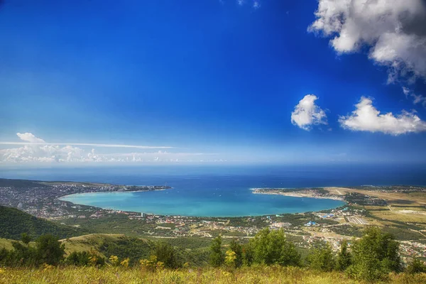 Panorama of the resort city of Gelendzhik from the top of the Markoth ridge. You can see the round Gelendzhik Bay, the Black sea, the Thin and Thick Cape and the city lying on the shore of the Bay — Stockfoto