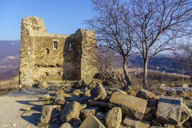 Georgia, Mtskheta. Dağın tepesindeki Jvari manastırının kalıntıları. Kış