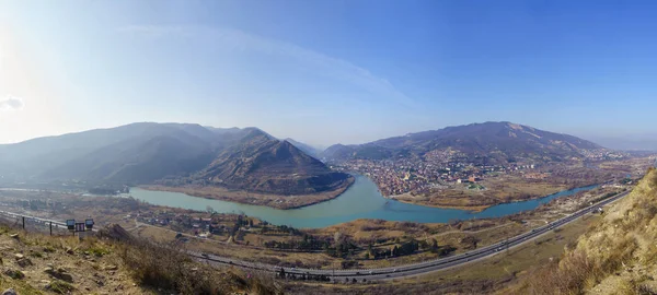 Mtskheta，山的全景。库拉河和阿拉格维河的汇合处是一条浑浊而清澈的河。格鲁吉亚的首都城 — 图库照片