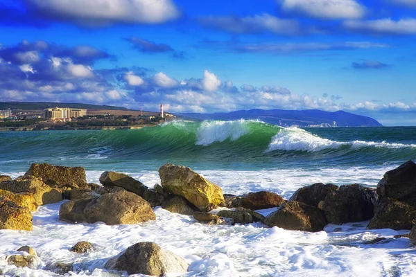 Ondas de tempestade no mar Negro no fundo do farol de Gelendzhik. Cabo grosso, penhascos íngremes da costa do mar Negro. Tempestade, ondas, pulverização . — Fotografia de Stock