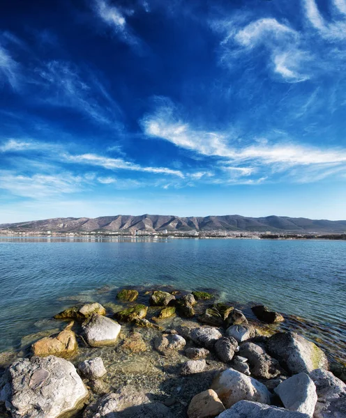 Panorama de outono da Baía de Gelendzhik. Ar puro, céu limpo e nitidez nítida. Em primeiro plano, há rochas e uma praia. No fundo, as montanhas do Cáucaso — Fotografia de Stock