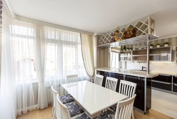 Білий прямокутний стіл з білими стільцями на кухні-вітальні котеджу в класичному стилі — стокове фото