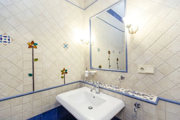 Évier et miroir dans la salle de bain de luxe. Chers carreaux blancs et bleus avec des ornements floraux — Photo