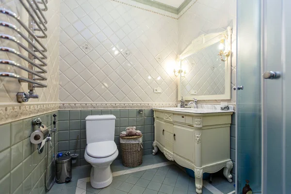 Amplio baño de lujo con inodoro, ducha y lavabo. Las paredes están forradas con azulejos caros y hermosos en colores azul y blanco . —  Fotos de Stock