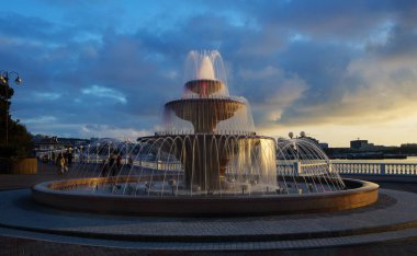 Gün batımında Gelendzhik tatil beldesinde Lermontov Bulvarı 'nda fıskiye söylüyor. Toprağın ışıkları, korkuluklar.