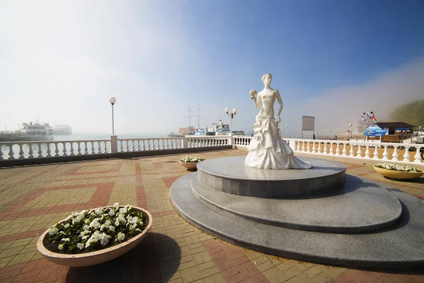 Gelendzhik, Rusya-12 Nisan 2019. Beyaz gelinin anıtı, Gelendzhik tatil beldesinin şehir merkezinde bir heykel. — Stok fotoğraf
