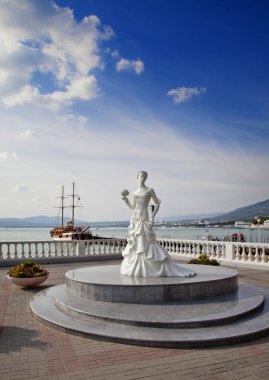 Gelendzhik, Rusya-12 Nisan 2019. Beyaz gelinin anıtı, Gelendzhik tatil beldesinin şehir merkezinde bir heykel.