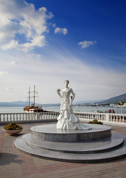 Gelendzhik, Rusya-12 Nisan 2019. Beyaz gelinin anıtı, Gelendzhik tatil beldesinin şehir merkezinde bir heykel.