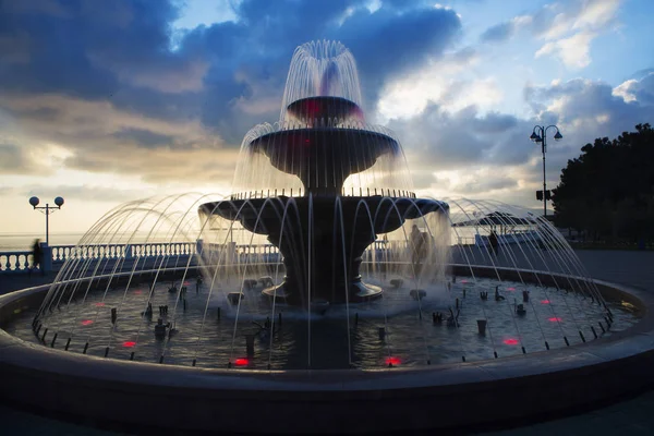 Fontana di canto su Lermontov Boulevard nella località turistica di Gelendzhik al tramonto. Le luci dell'argine, la balaustra — Foto Stock