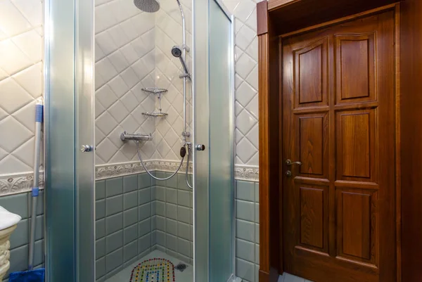 Cuarto de baño en la cabaña. Azulejo cuadrado de cerámica. Verde en la parte inferior, blanco arriba. Puerta delantera de caoba —  Fotos de Stock