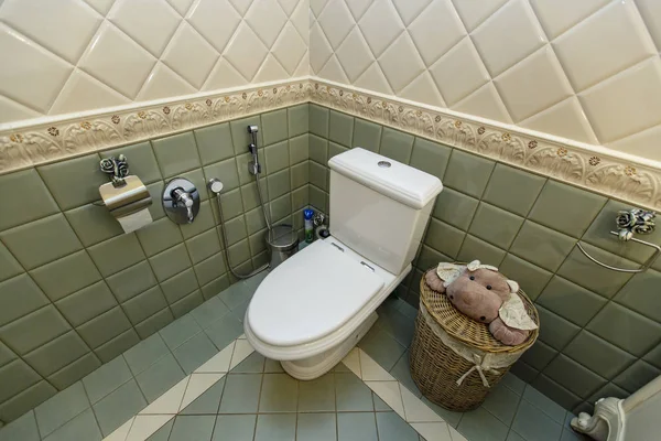 Gyönyörű és drága fürdőszoba. Vécé. Fehér és zöld csempék. Papírkosár. — Stock Fotó