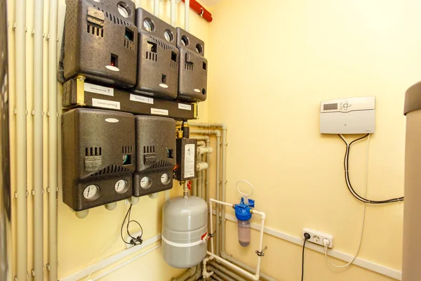 System stabilizacji dostaw energii elektrycznej i wody w domku letniskowym — Zdjęcie stockowe