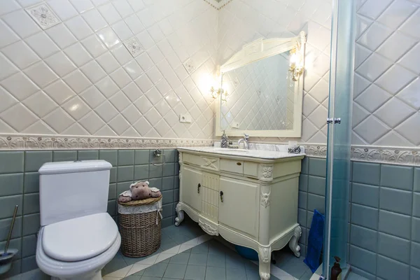 Amplio baño de lujo con inodoro, ducha y lavabo. Las paredes están forradas con azulejos caros y hermosos en colores azul y blanco . —  Fotos de Stock