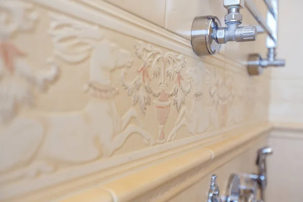 Cher carrelage carré beige dans la salle de bain et toilettes avec un motif floral vintage — Photo
