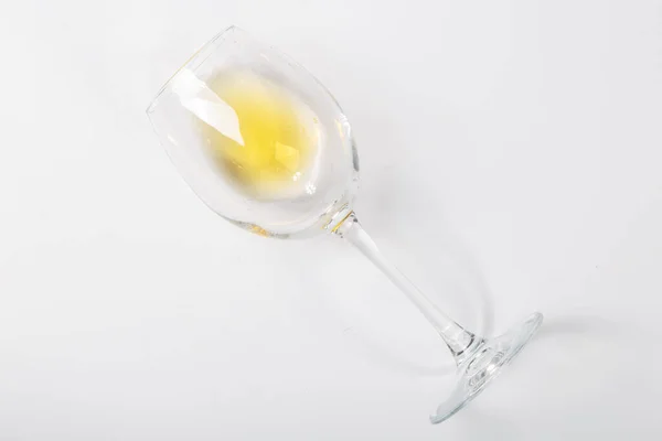 Бокал белого вина лежит на белом фоне — стоковое фото