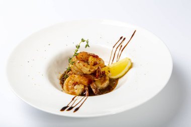 Teriyaki soslu kızarmış kaplan karides kuyruğu. Beyaz arkaplan üzerine plaka