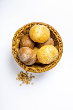 Beyaz ve çavdar ekmekli hasır ekmek sepeti. Beyaz arkaplanda.