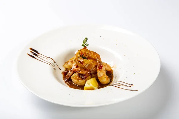 Code di gambero tigre fritte con salsa teriyaki. Piastra su sfondo bianco — Foto Stock