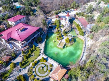 Dağlarda alabalık olan bir göl. Kafkasya dağlarında restoranı ve oteli olan alabalık çiftliği. Bir kuşun gözünden