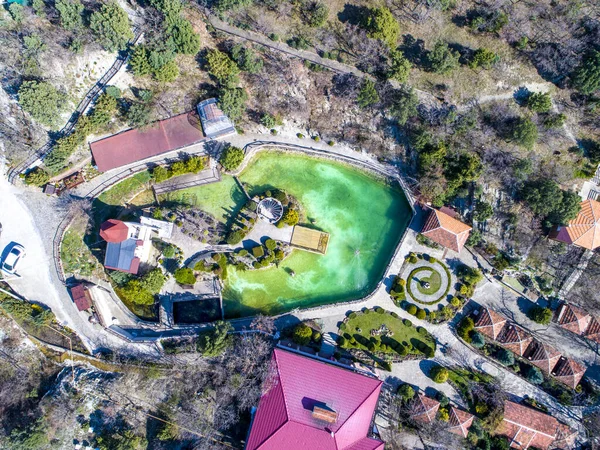 Sjön med öring i fjällen. Öring gård med restaurang och hotell i Kaukasus bergen. från fågelperspektiv — Stockfoto