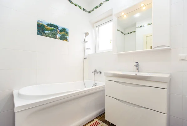 Casa de banho branca em estilo minimalista. Telhas brancas brilhantes, banheiro, banheiro, pia, telhas bege no chão. Elegante, elegante, minimalista — Fotografia de Stock